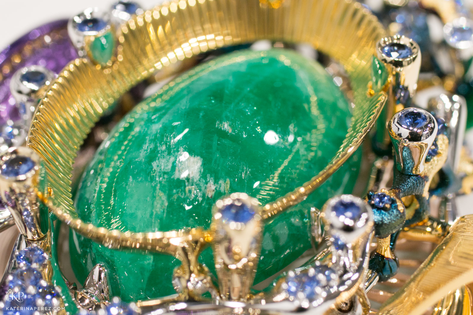 Espacio de Tiempo pendant with a cabochon cut emerald