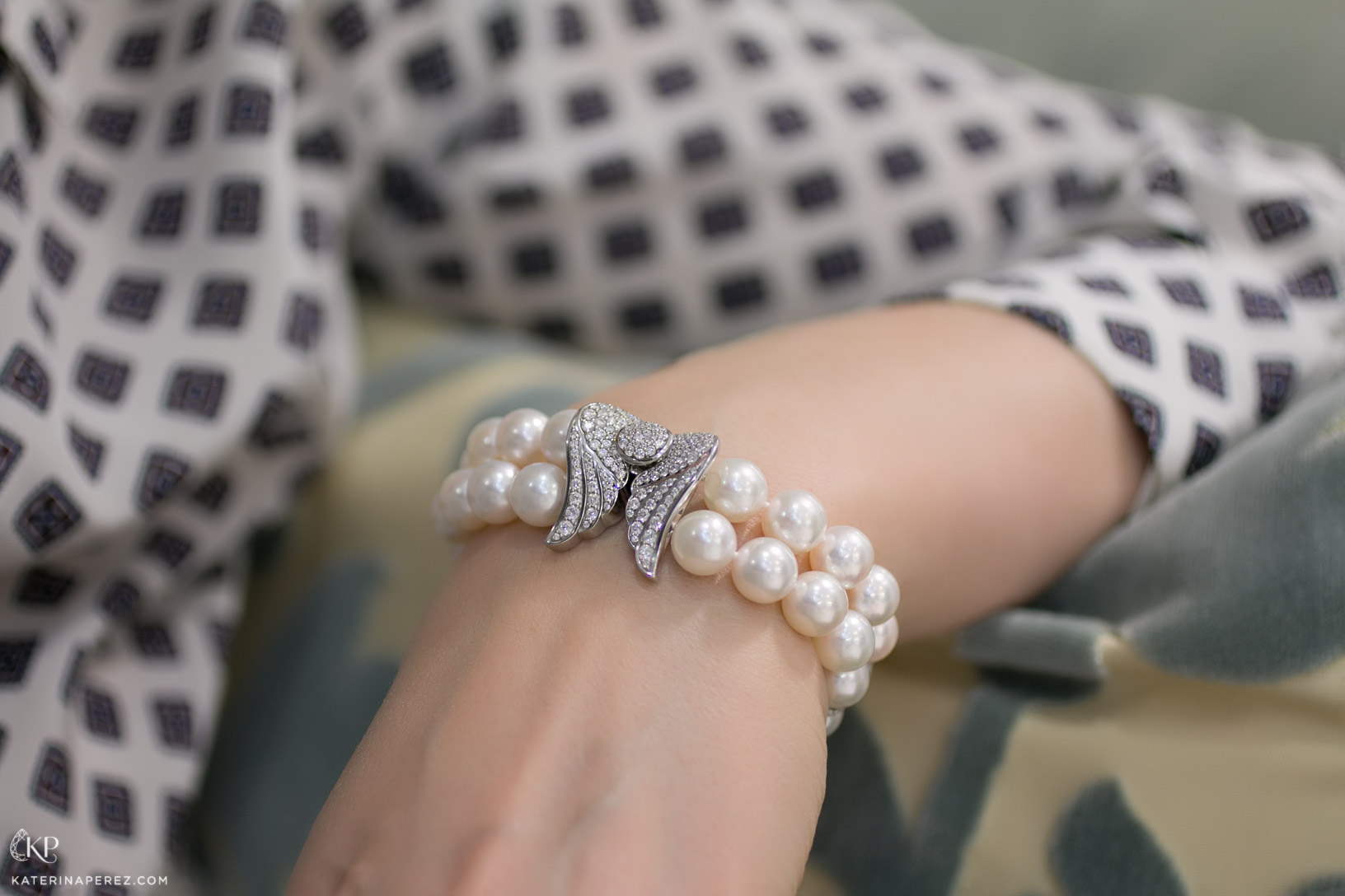 Браслет из жемчуга Акоя с бриллиантами "Podnebesnaya and Podnebesny. Pearls and gems" из коллекции "Strands" с логотипом бренда
