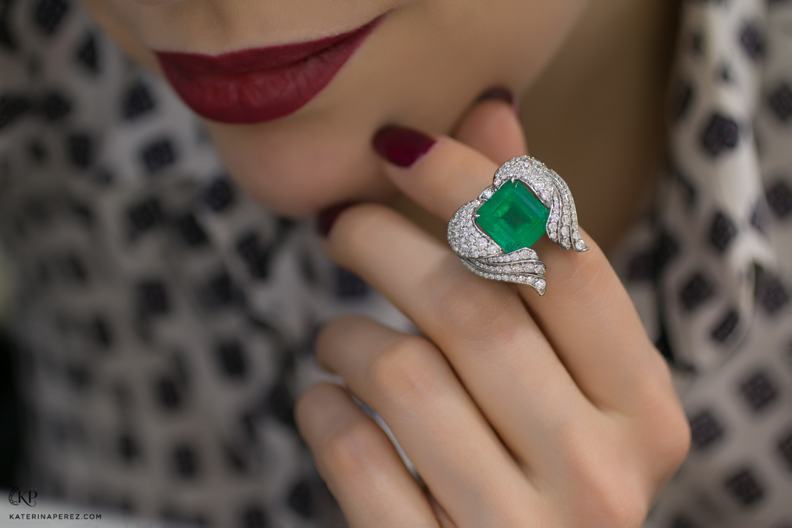 Кольцо «Podnebesnaya and Podnebesny. Pearls and gems» из коллекции "Gems" с изумрудом и бриллиантами
