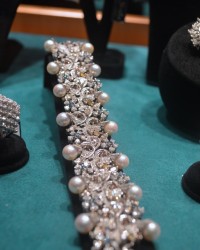 Pearls and diamonds vintage bracelet in white gold by Scala