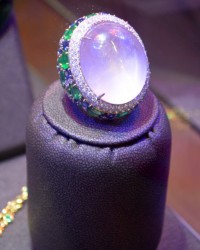 Кольцо Фралеони с кабошоном из розового кварца в драгоценном окружении бриллиантов 