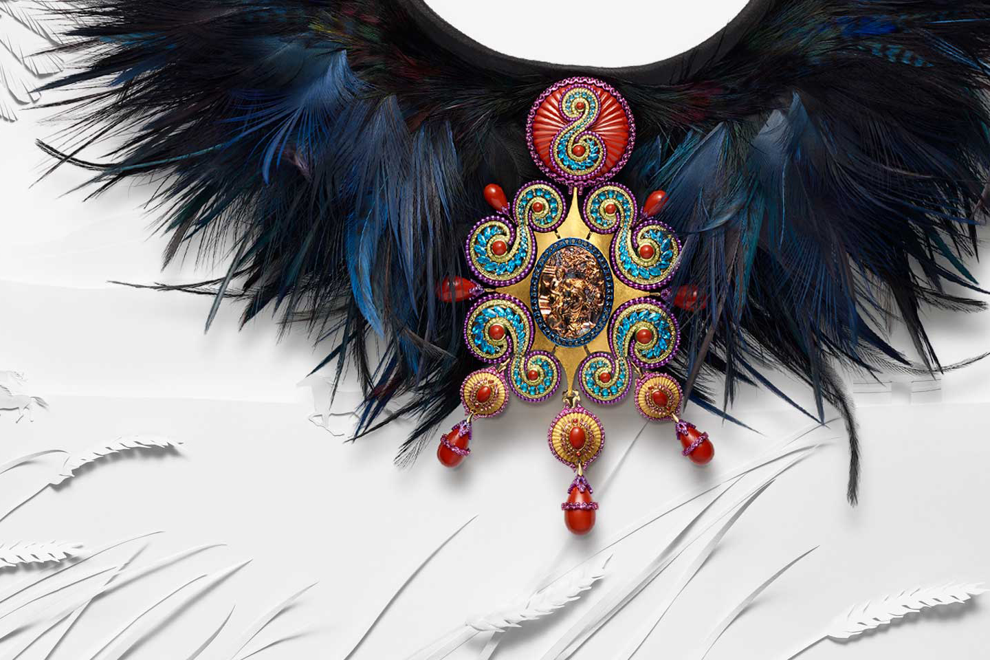 Чокер из коллекции Chopard 'Red Carpet' с камеей, перьями страуса и фазана, голубыми апатитами, фиолетовыми гранатами и красной яшмой