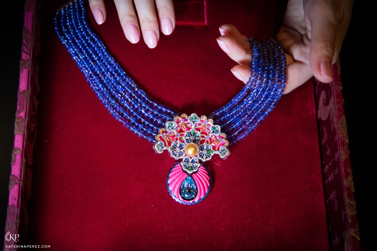 Chopard 'Red Carpet Collection' collar necklace with tanzanite beads, a 12.4 carat aquamarine, a red ceramic and blue titanium mount, and a golden pearl
