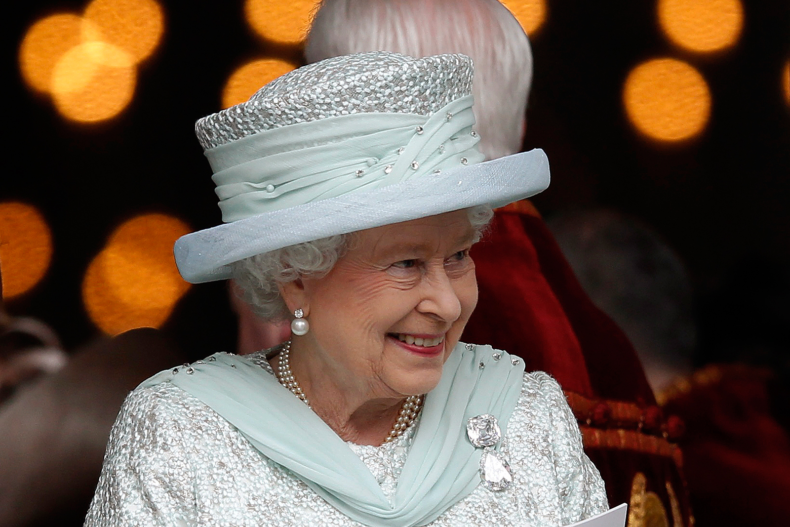 Queen Elizabeth II wearing the Cullinan diamonds brooch