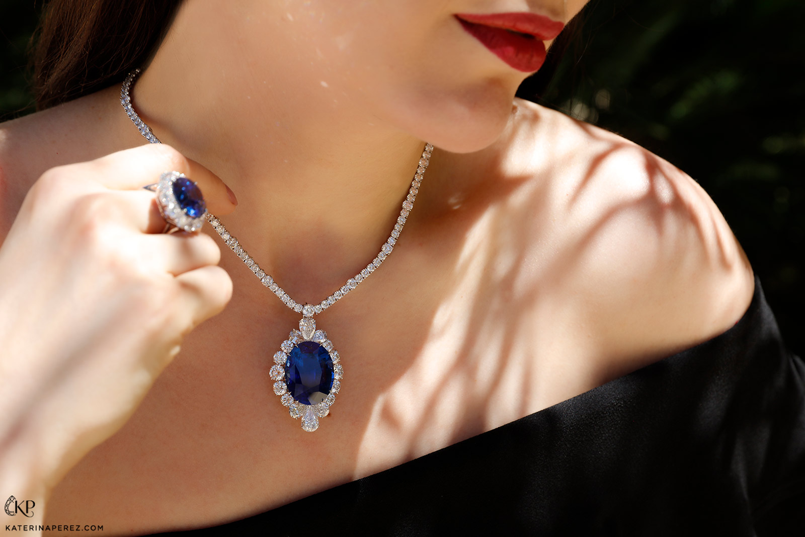 Bayco necklace with 60 carat oval sapphire from Burma and diamonds
