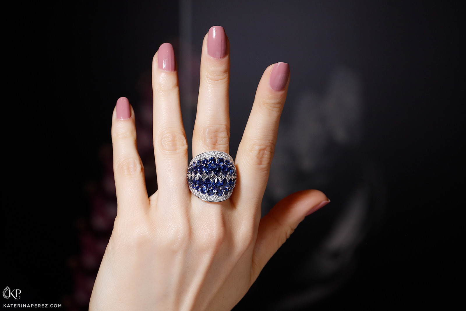 Baenteli Sphere ring with blue sapphires and diamonds