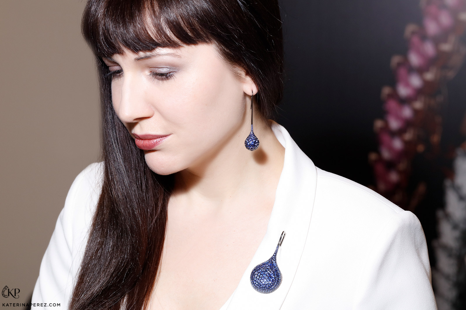 Baenteli earrings and a brooch paved with blue sapphires