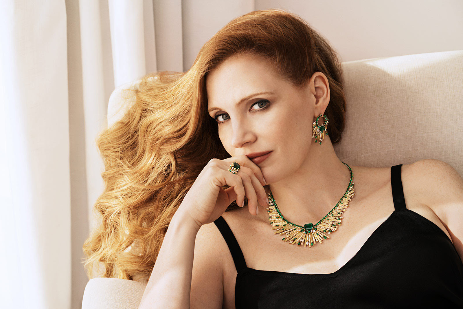 Piaget ambassador Jessica Chastain in the 'Midnight Sun' necklace, earrings and ring from the 'Sunlight Escape' collection in Colombian emeralds, diamonds and yellow gold