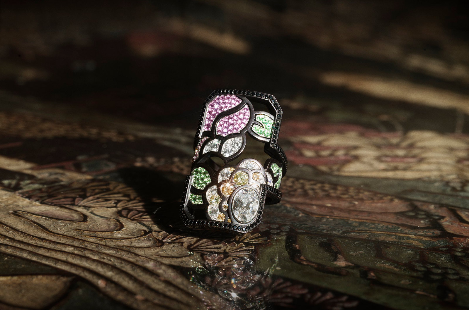 Chanel ‘Calligraphie Florale’ ring from the 'Coromandel' collection with colourless diamonds, brown diamonds, pink sapphires, black spinels and tsavorite garnets