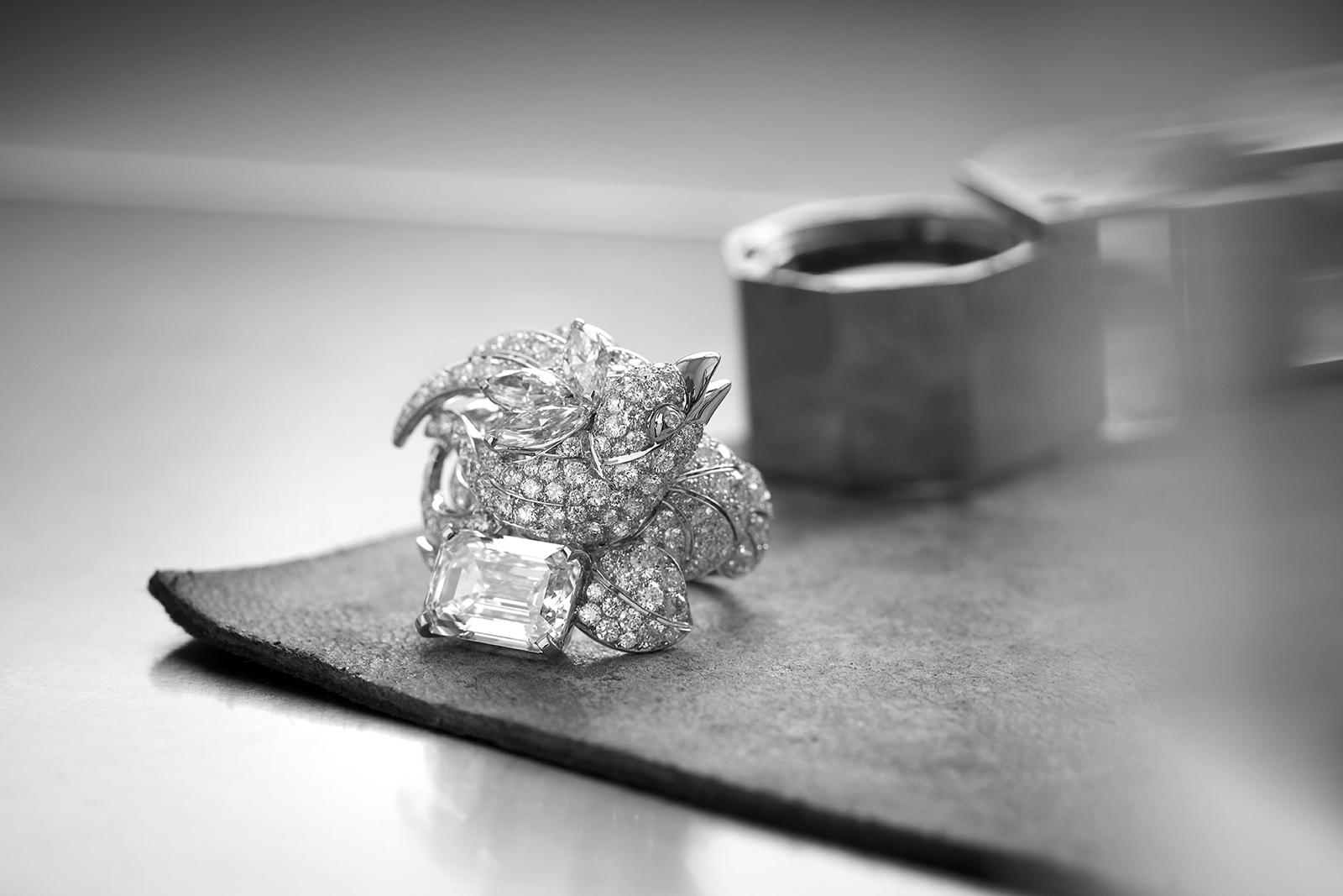 Кольцо Chanel 'Précieux Envol' из коллекции ‘Coromandel’ из белого золота с бриллиантами