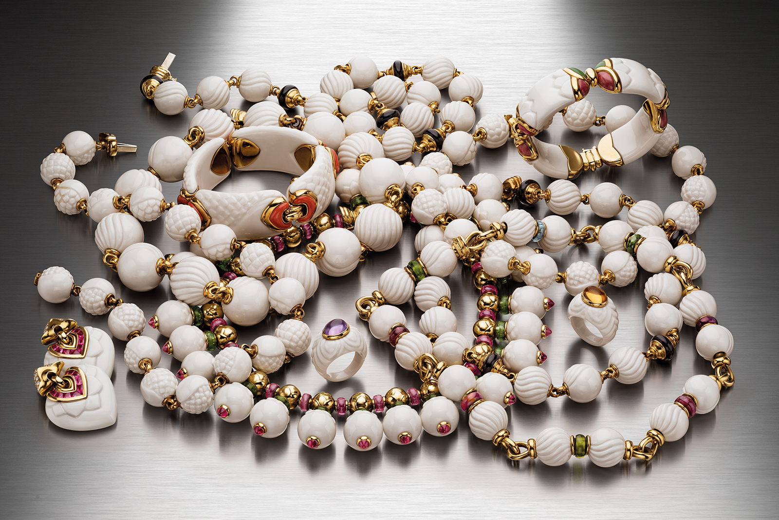 Колье, браслеты, серьги и кольца из коллекции Bvlgari 'Chandra' из 18k желтого золота с фарфором и драгоценными камнями
