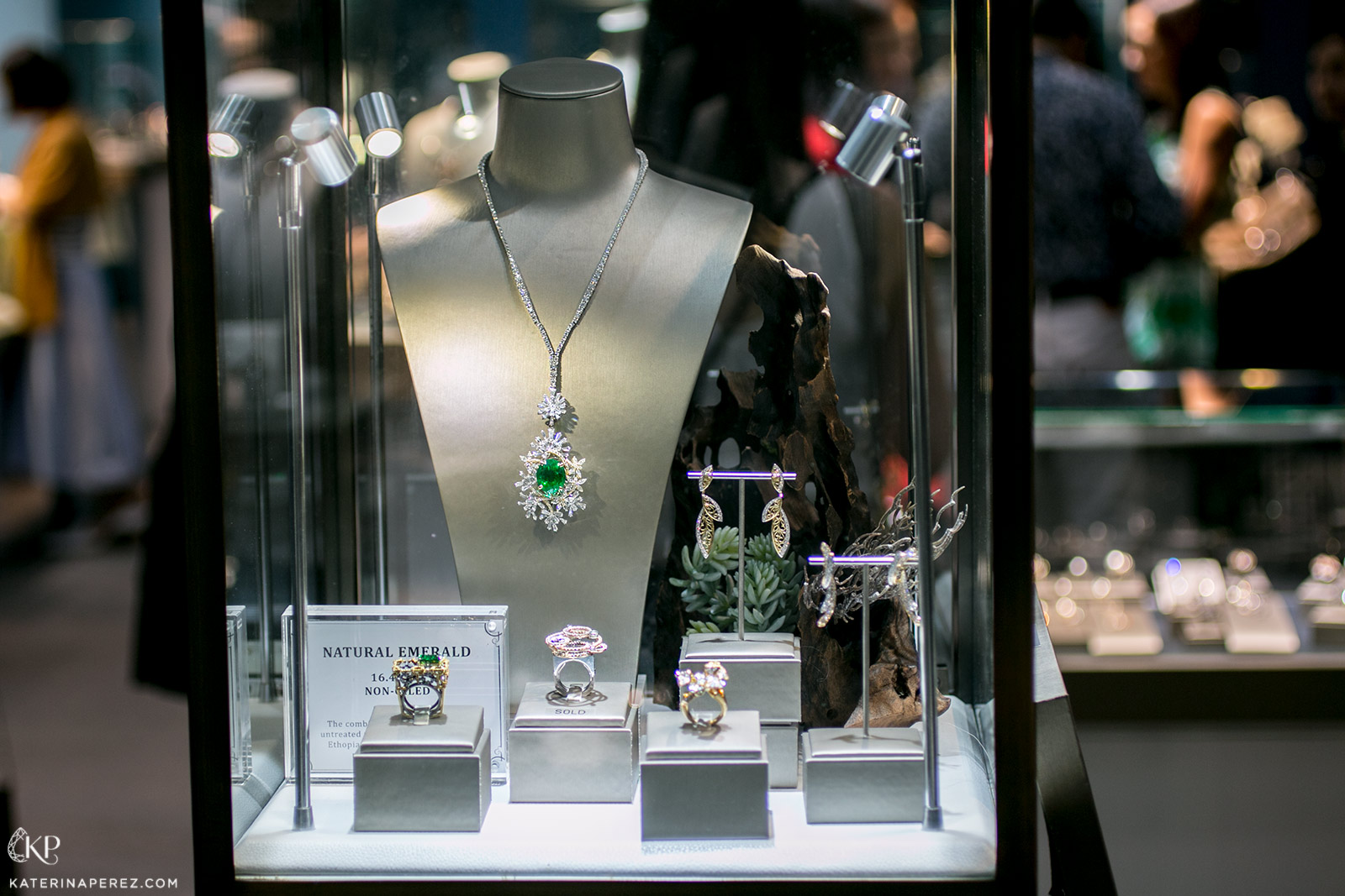 A fine jewellery display at Jeweluxe 2018