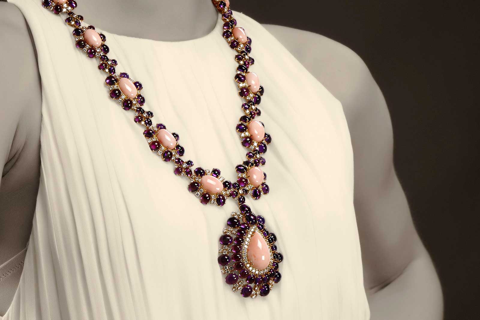 Veschetti sautoir necklace with coral and amethyst cabochons, accented with diamonds in yellow gold