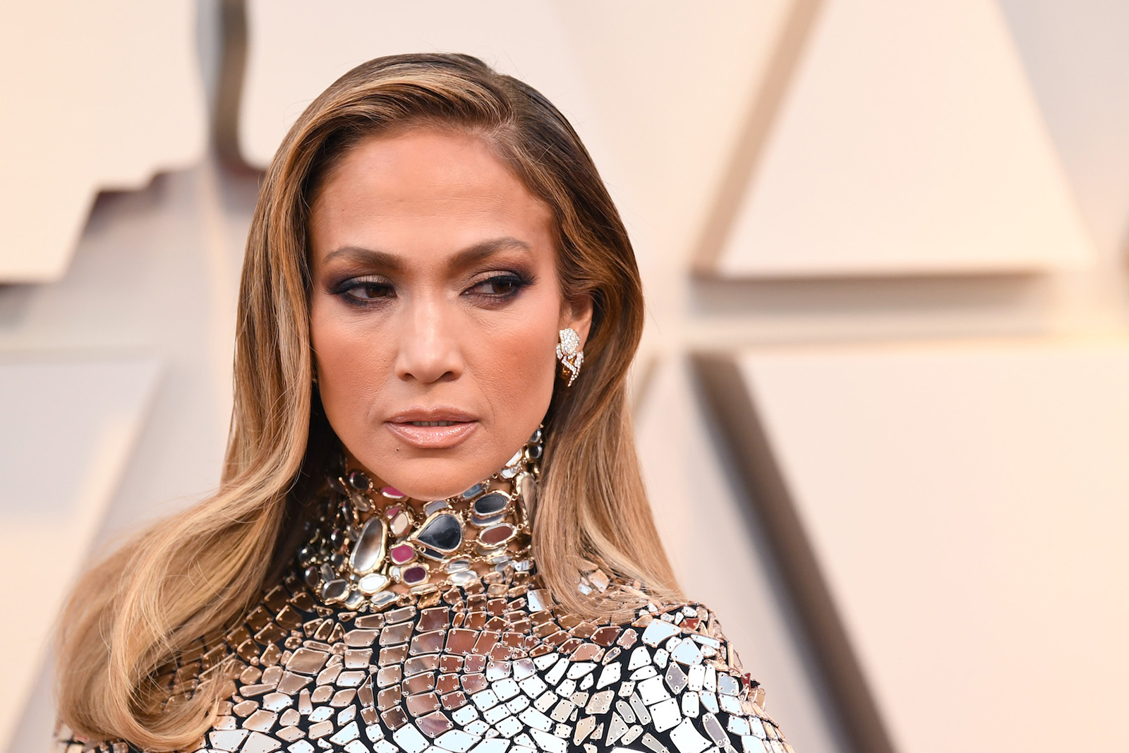 Jennifer Lopez wearing  Niwaka ‘Karahara’ earrings with diamonds in 18k yellow gold and ‘Yaegasumi’ rings with diamonds and rose quartz in 18k pink gold
