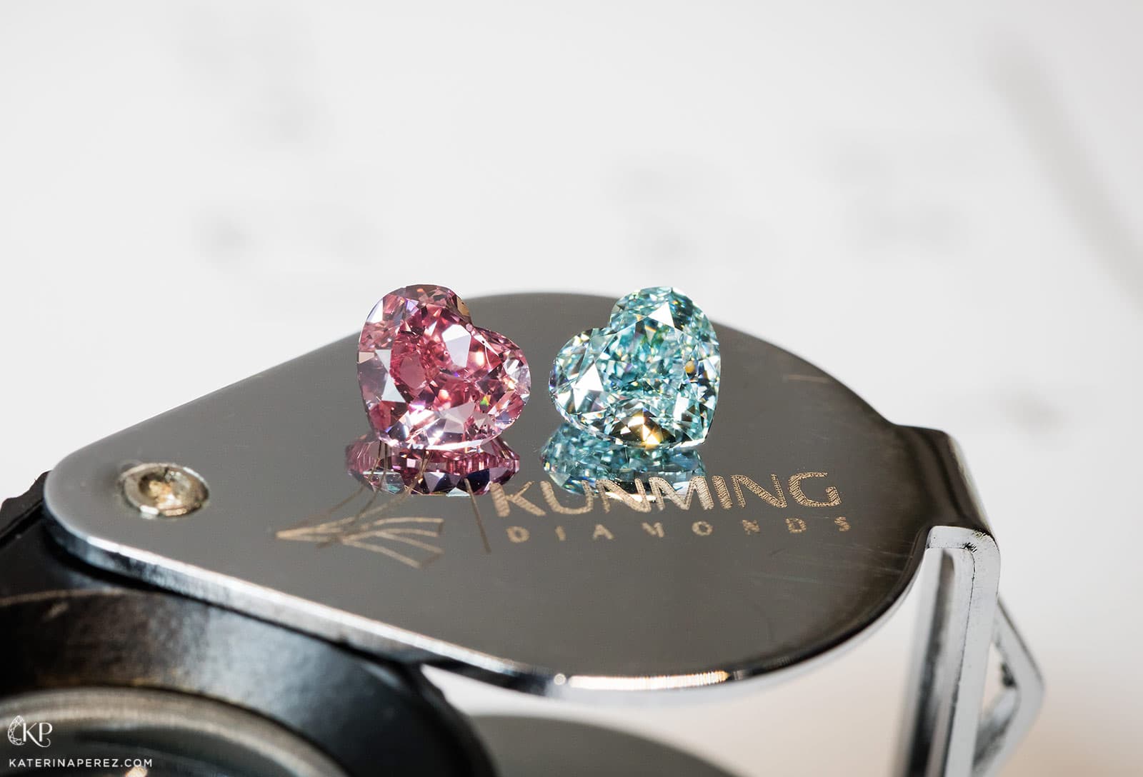 Kunming Diamonds 0,71 cts fancy intense pink and 0,72 cts fancy intense blue diamonds. Photo by Simon Martner