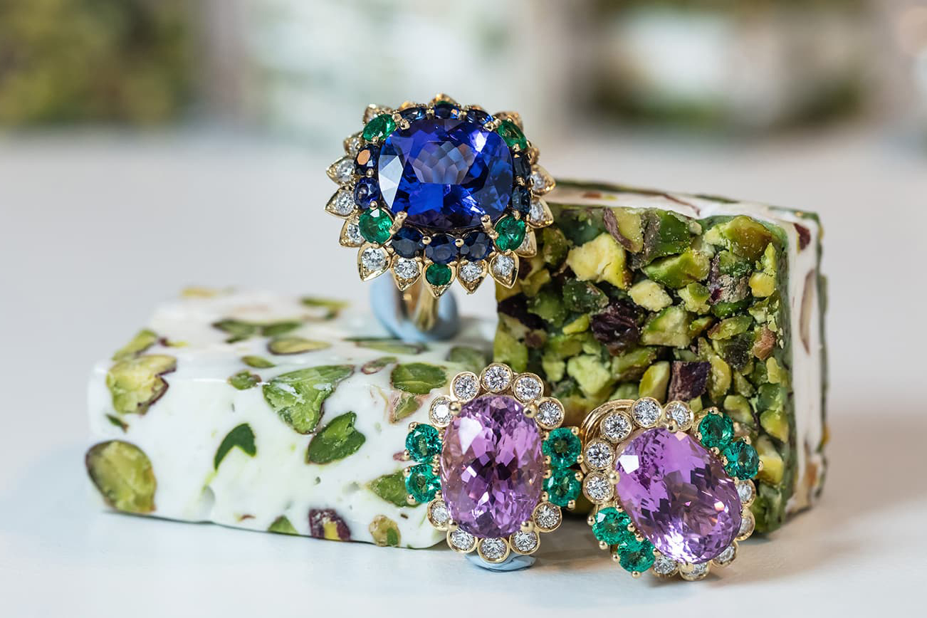 Veschetti 'Ortensia' ring with 7.81ct cushion cut tanzanite, emeralds and diamonds, and earrings with 1.38ct oval kunzites, emeralds and diamonds, both in 18k yellow gold
