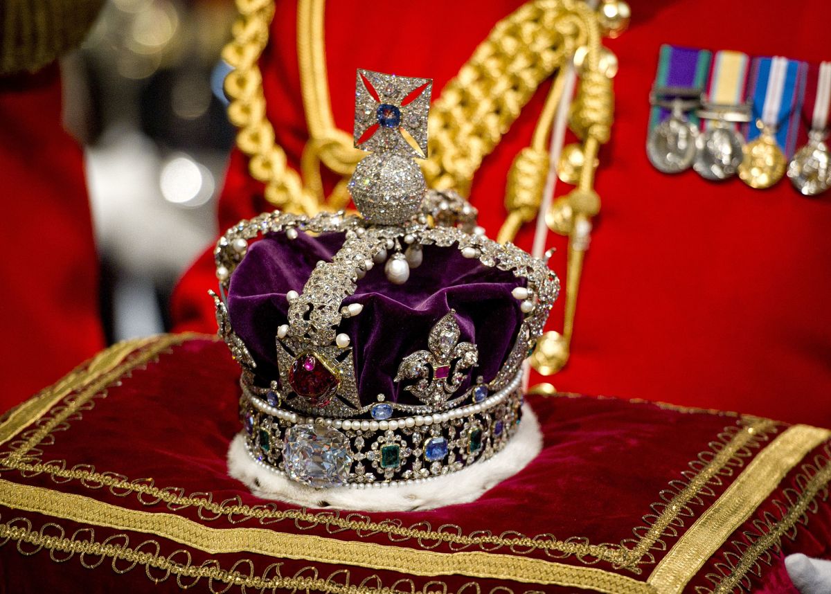 English Imperial State crown with central spinel