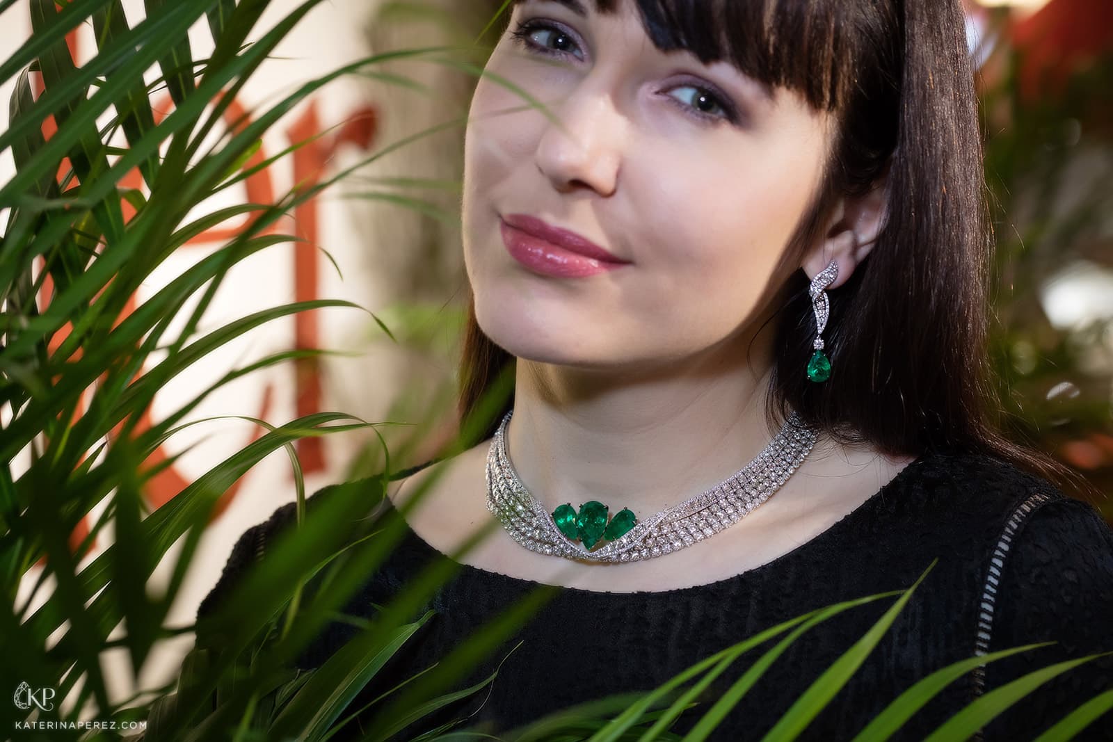 Adler necklace and earrings, both with pear cut emeralds and brilliant cut diamonds in 18k white gold
