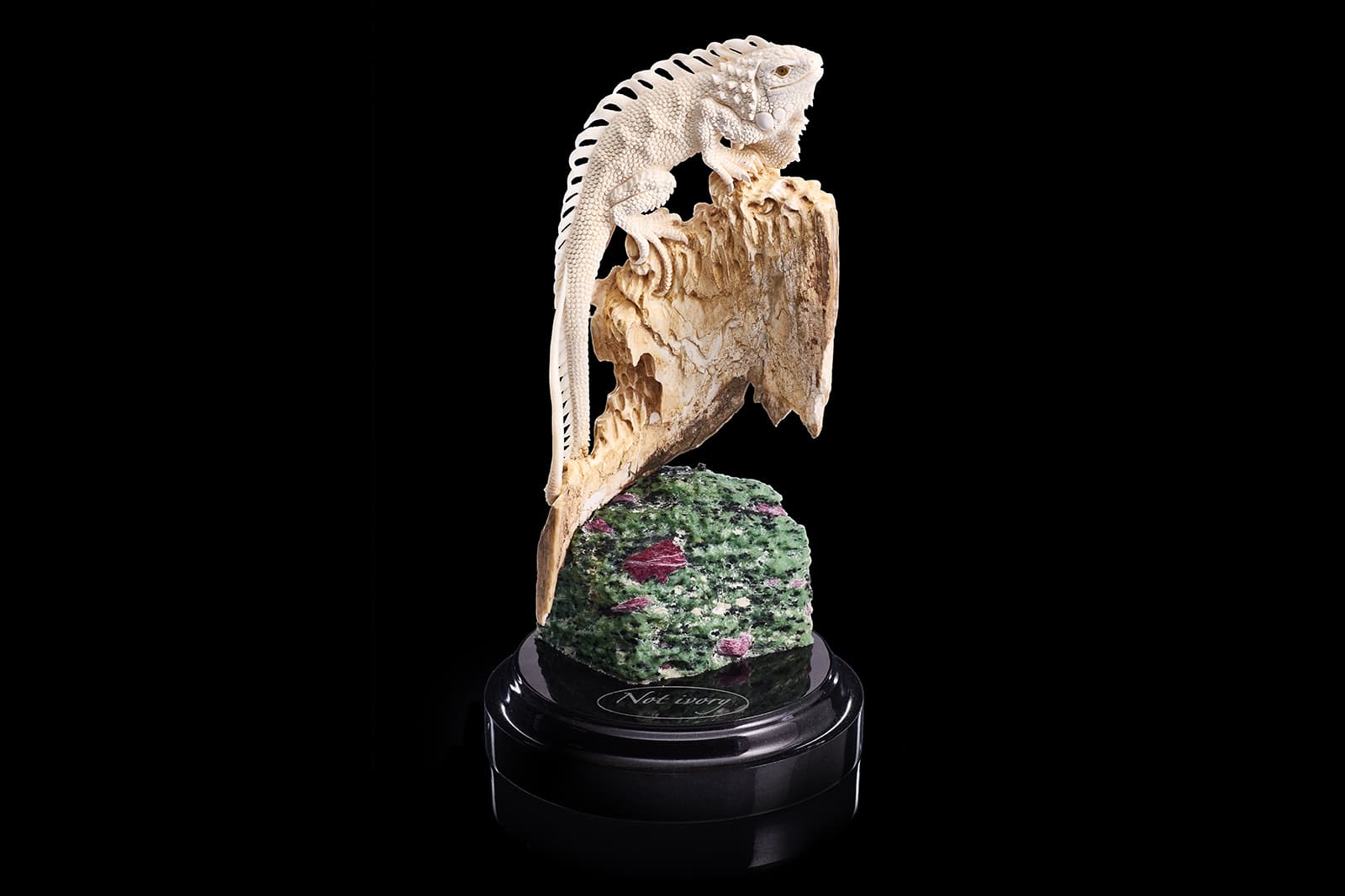 Notivory objet d'art 'Iguana' in mammoth tusk