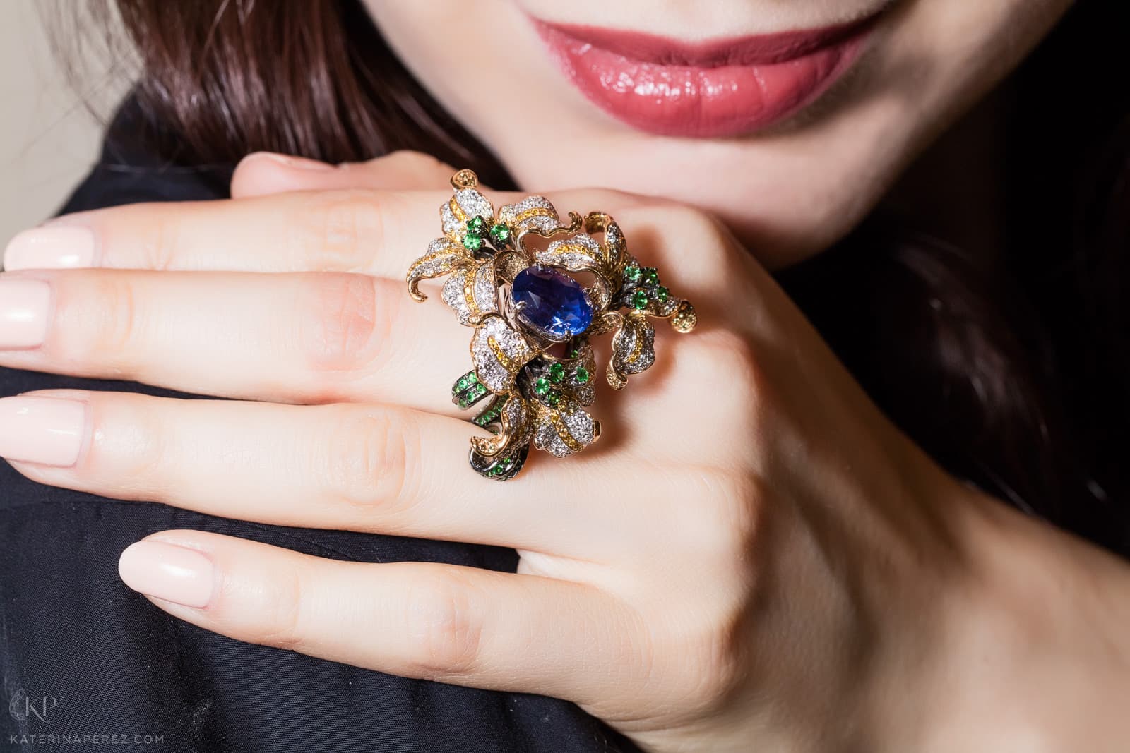 Caratell flower ring with an oval sapphire, tsavorires and diamonds