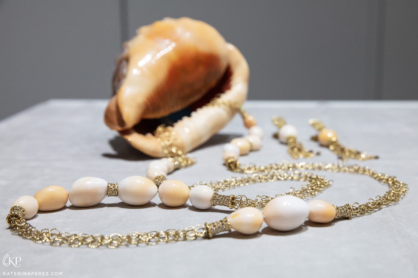 Shanghai Gems necklace and earrings with Cassis pearls and diamonds in yellow gold