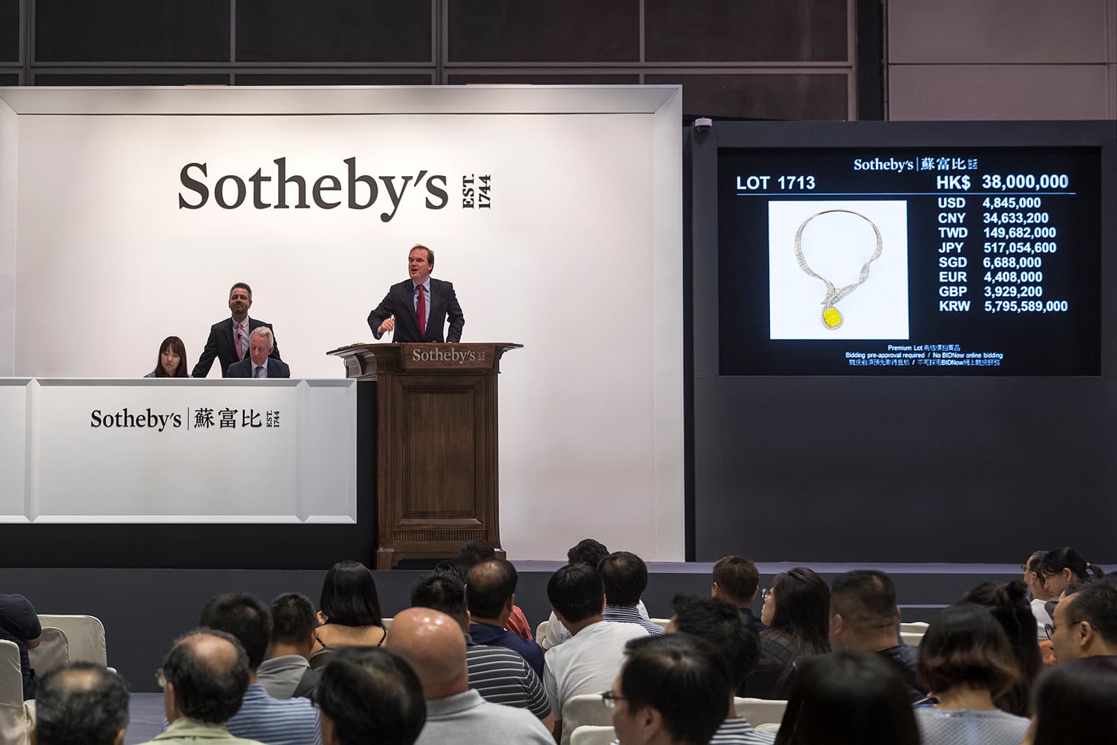 Колье Анны Ху 'Dunhuang Pip'  7 октября 2019 года было продано на аукционе Sotheby's в Гонконге за 5.78 миллионов долларов
