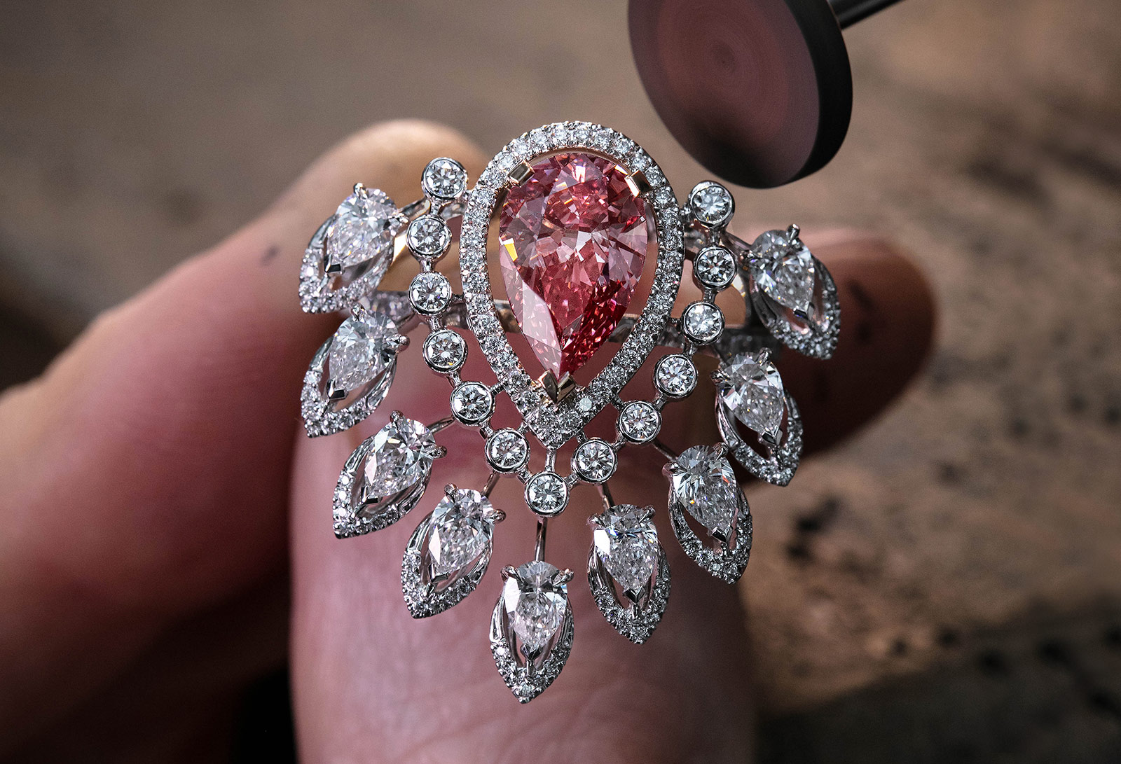 Кольцо Messika 'Desert Bloom' из коллекции 'Private Collection' из белого золота с розовым бриллиантом 1.62ct, а также бесцветными бриллиантами в огранке "груша" и "бриллиант"