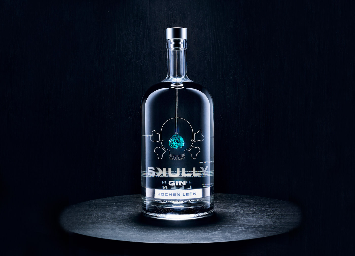 Бутылка джина Jochen Leen x Skully Gin с турмалином параиба