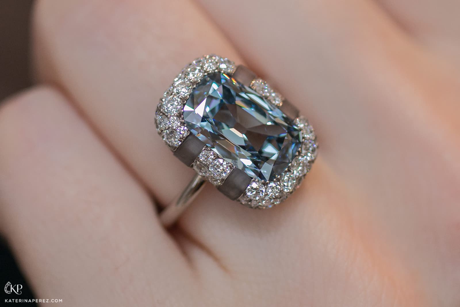Кольцо Sotheby's Diamonds Х Joseph Ramsay ‘Circe’ из белого золота с голубым бриллиантом 3.27ct, бесцветными бриллиантами и халцедонами