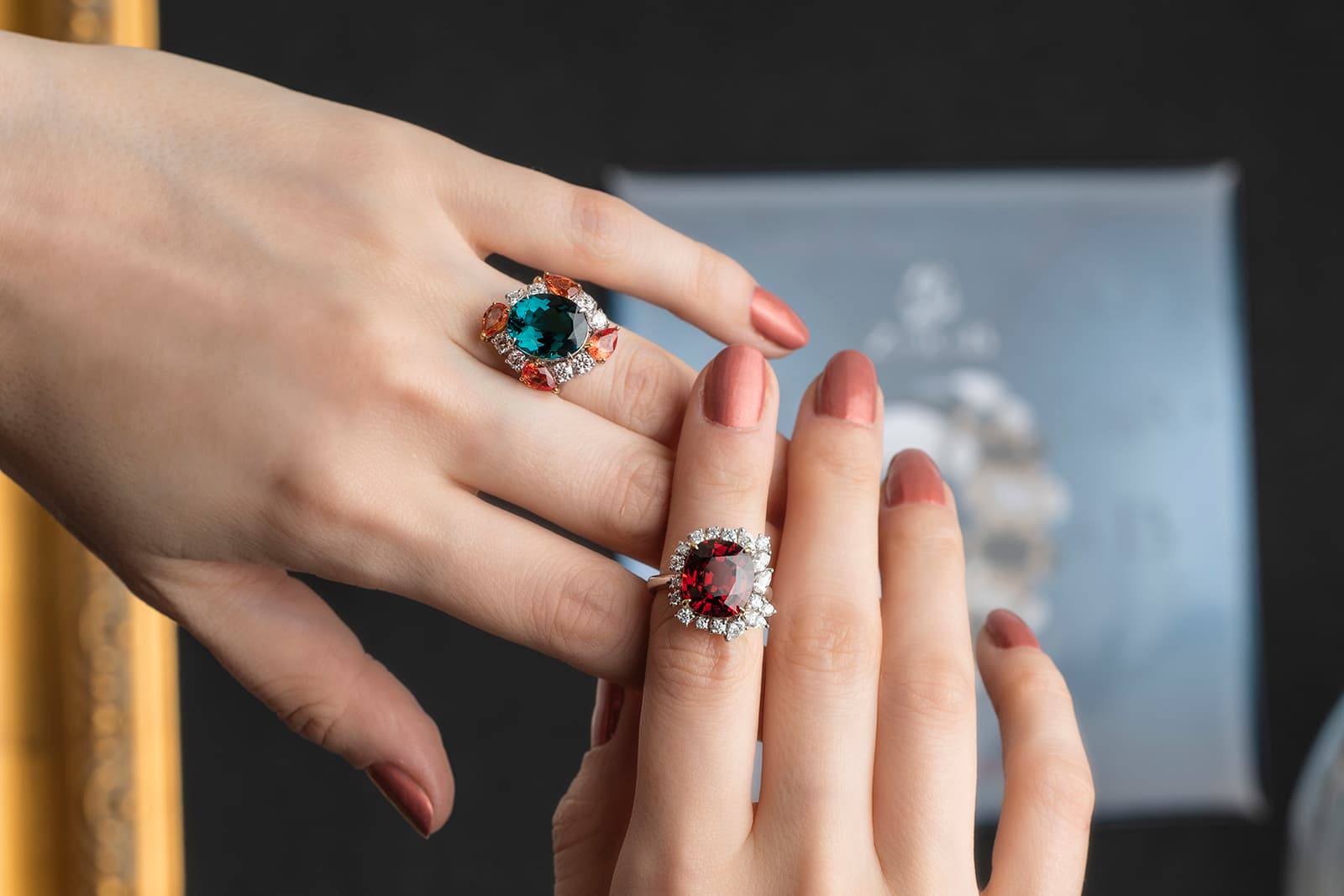 Слева: кольцо с синим турмалином, сапфирами падпараджа и бриллиантами, справа: кольцо с гранатом и бриллиантами, оба от Джесси Фу