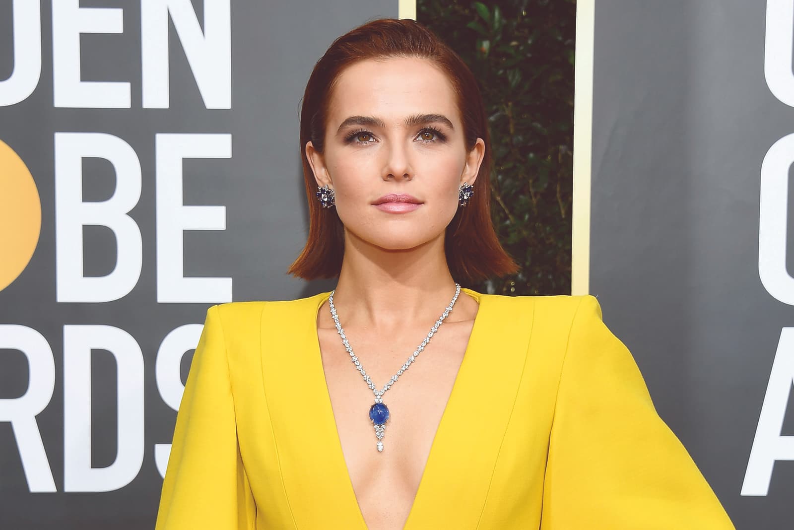 Zoey Deutch wearing Harry Winston 58.69ct cabochon sapphire and 22.93ct diamond necklace, and earrings with sapphires and diamonds
