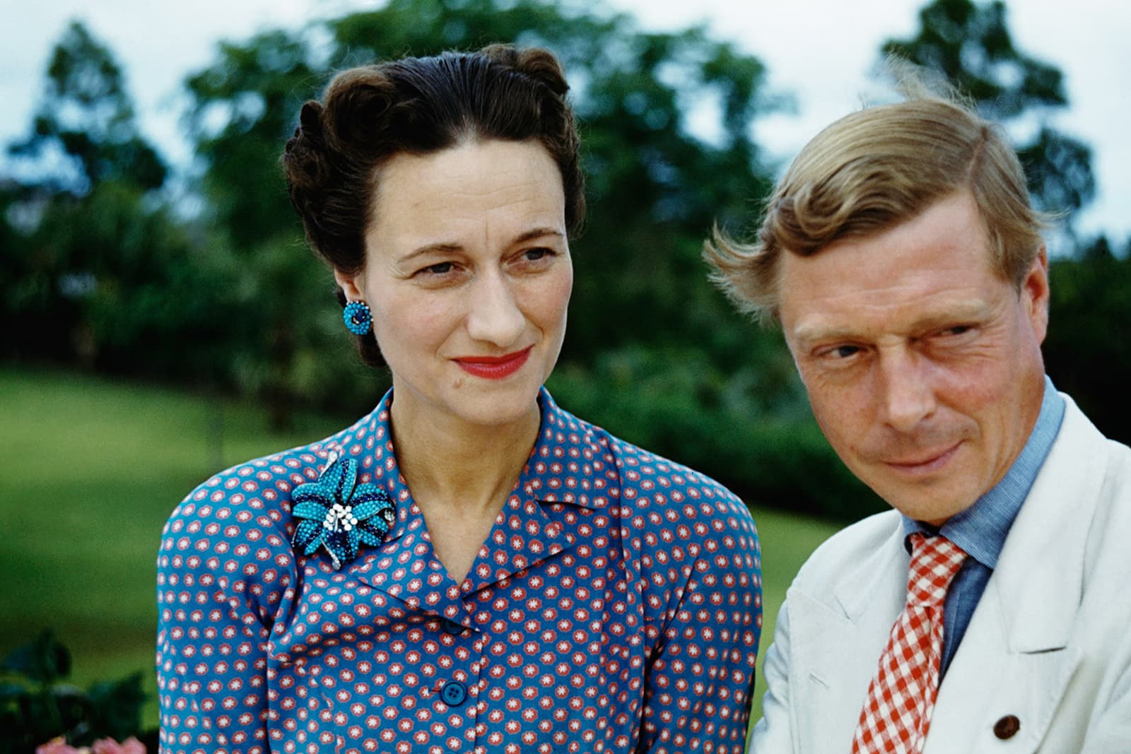 The Duke of Windsor and Wallis Simpson wearing earrings and brooch with turquoise beads, sapphires and diamonds 
