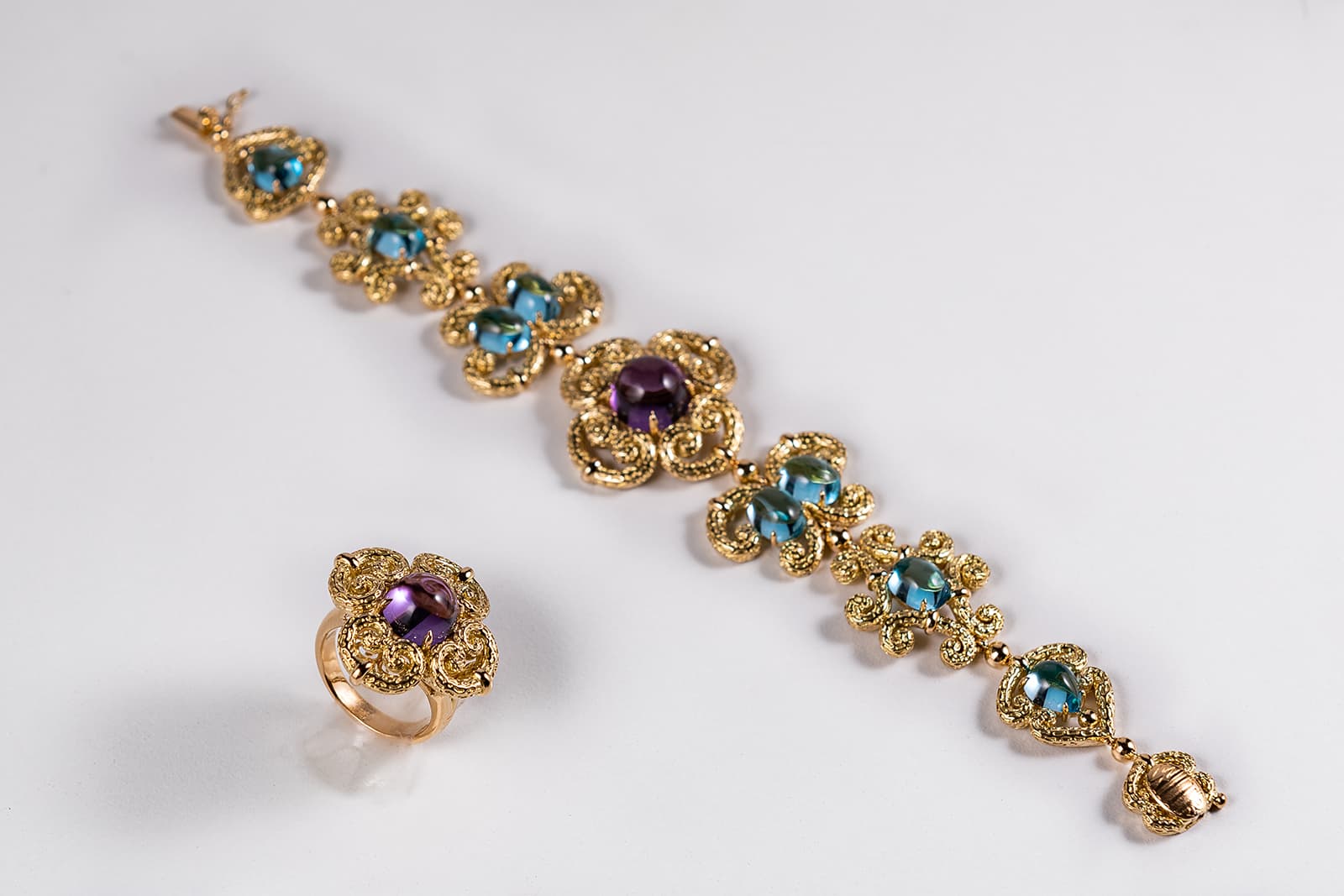 WITR Jewellery bracelet with amethyst and topaz, and ring with amethyst, both in yellow gold