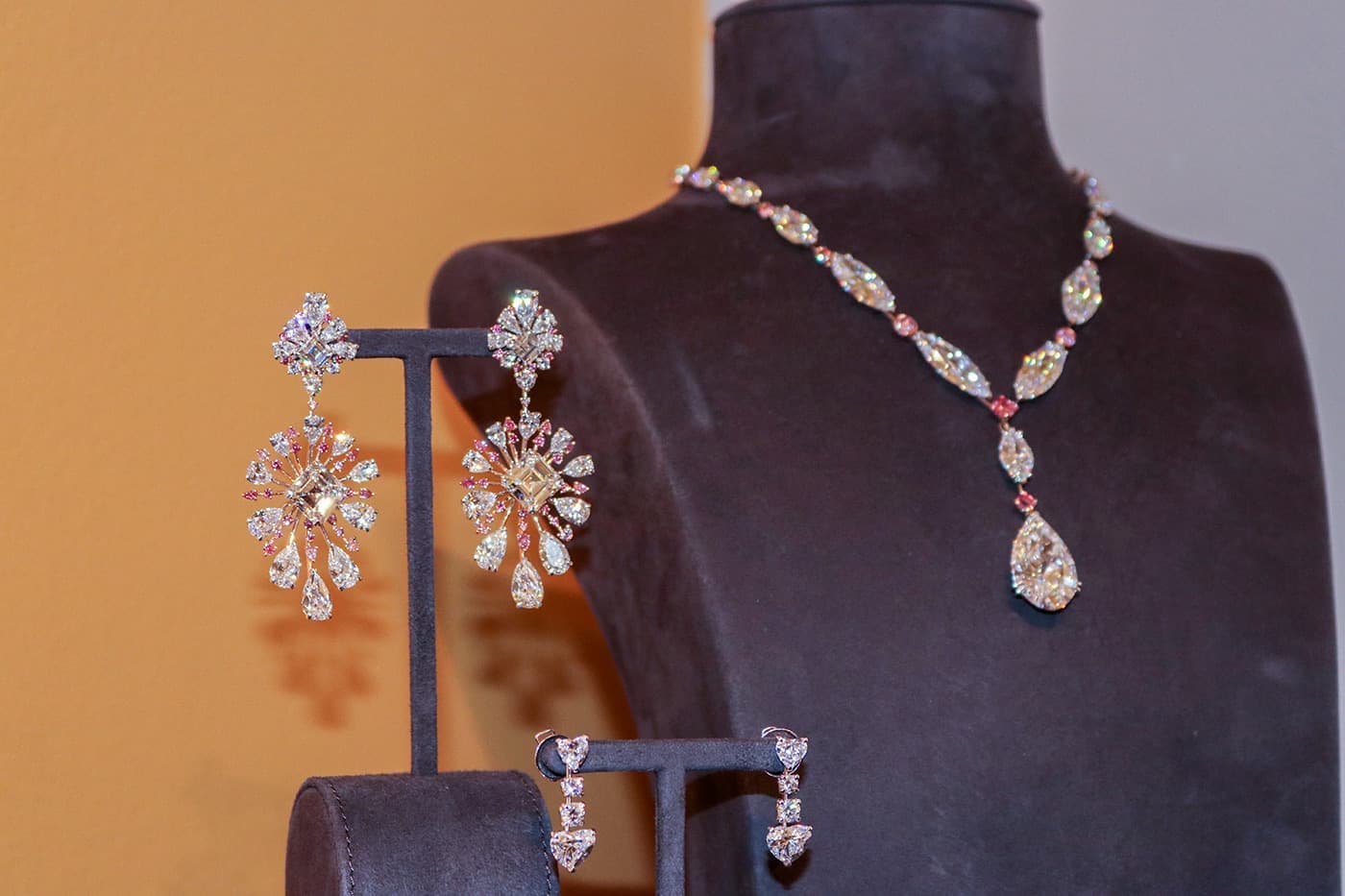 David Morris jewellery suite with pink and colourless diamonds at the Dickinson Gallery