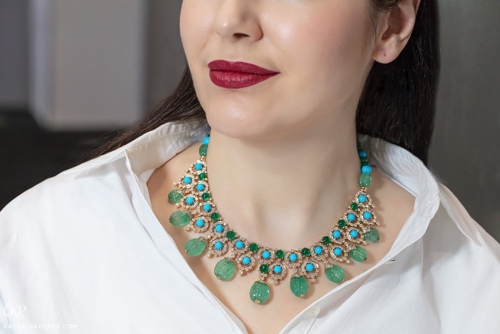 Exquisite Fine Jewellery necklace with emeralds, turquoise and diamonds in yellow gold