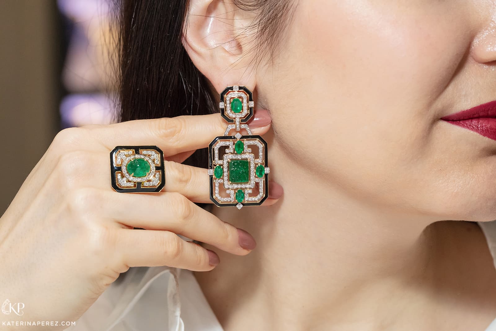 Exquisite Fine Jewellery earrings and ring with emeralds, diamonds and enamel in yellow gold