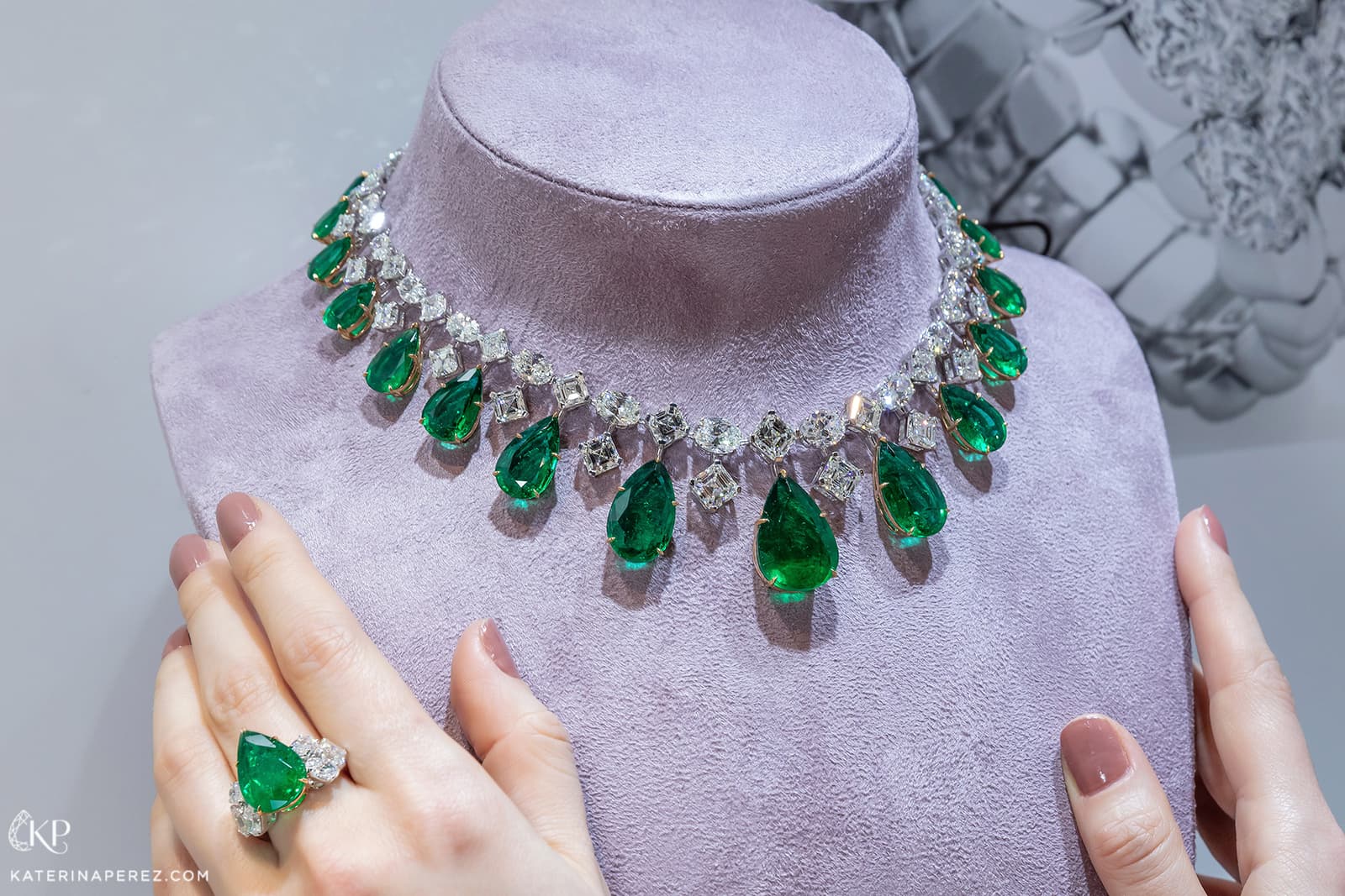 Luvor necklace with 125.70ct Colombian emeralds and diamonds in white gold, and emerald and diamond ring