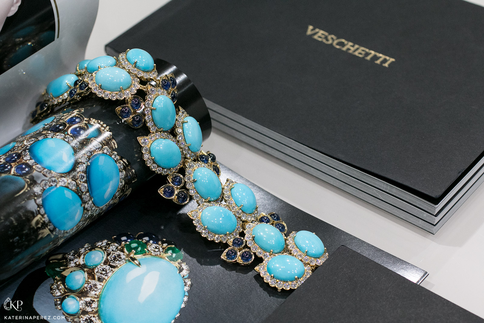 Veschetti bracelet with turquoise cabochons, sapphires and diamonds in yellow gold