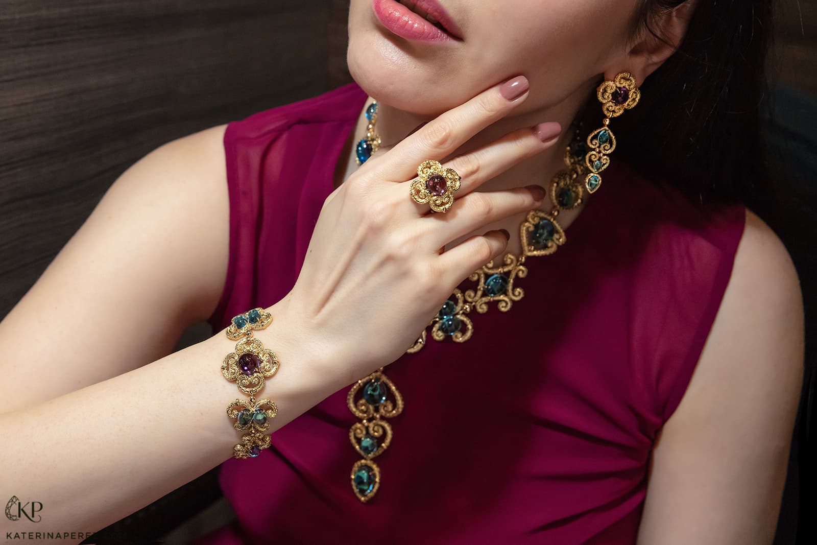 Колье, кольцо и браслет WITR Jewellery из желтого золота с аметистами и топазами