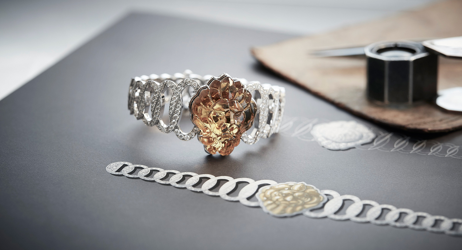 Часы с секретом L'Esprit du Lion из белого золота с резным бериллом 37.41ct и бриллиантами