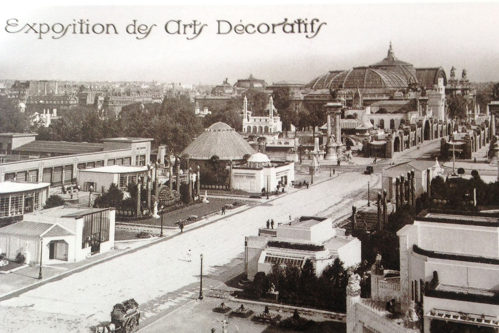 Название «ар-деко» связано со знаменитой Международной выставкой декоративных искусств и художественной промышленности, которая прошла в Париже в 1925 году