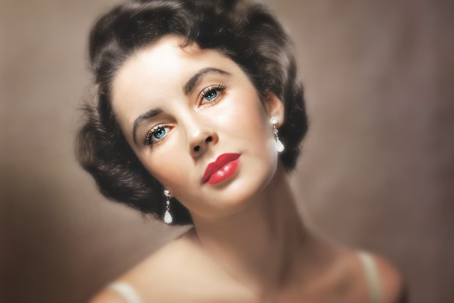 elizabeth taylor purple eyes close up