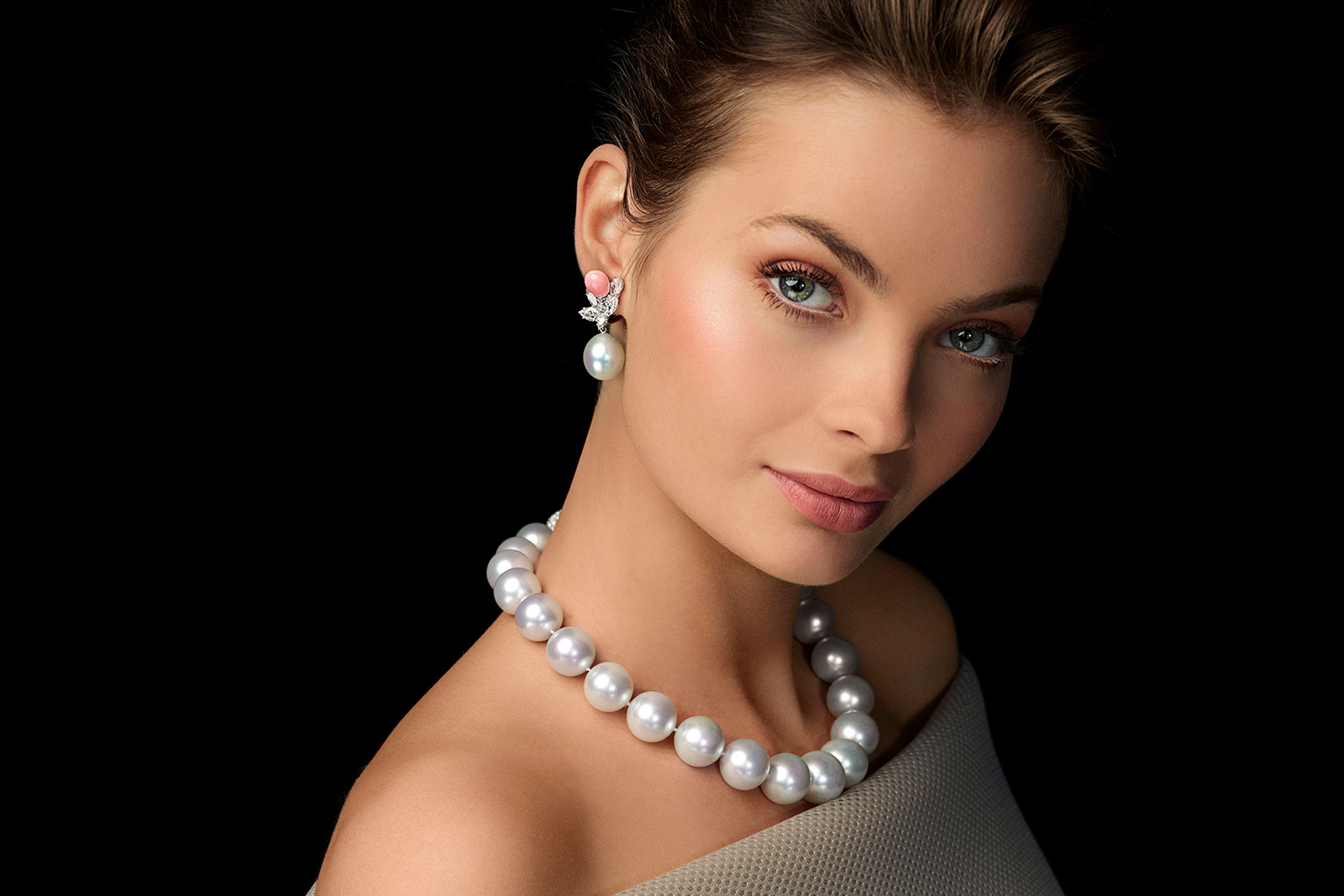 Assael white pearl necklace and pearl, diamond and conch pearl earrings