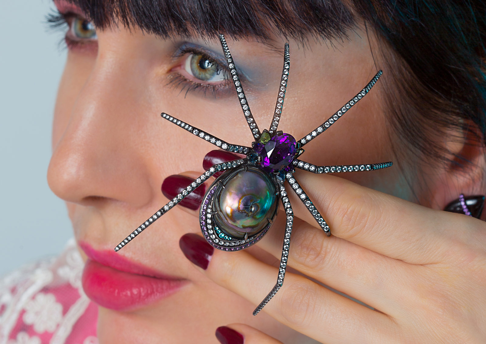 Брошь-паук Araignée Extravagante Good Girl Bad Girl от Lorenz Baumer с жемчужиной 38,84 карата, аметистами, бриллиантами, пурпурными сапфирами, турмалинами Параиба, аквамаринами и перидотами