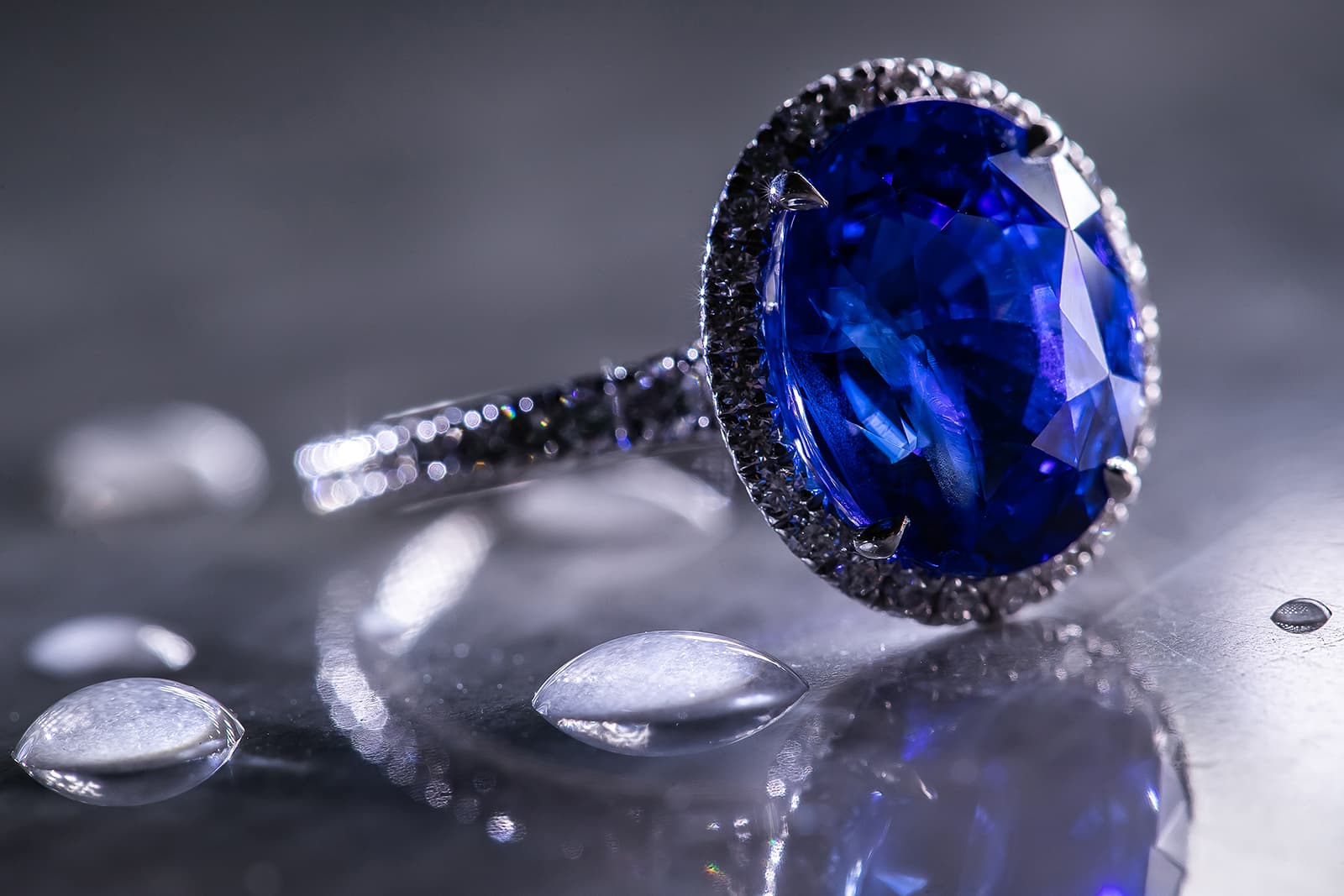 House of Geneva Vieille-Ville Numéro 6 ring with an oval unheated Ceylon sapphire of 6.18 carats