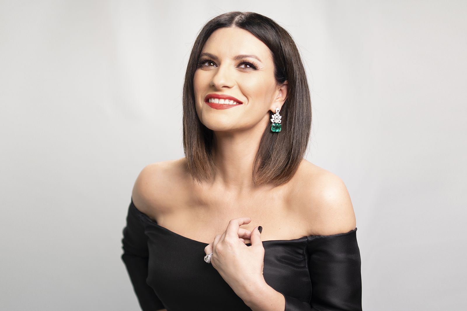 Italian songwriter Laura Pausini at the 93rd Annual Academy Awards in a pair of Bulgari High Jewellery Magnifica earrings with two octagonal-cut Colombian emeralds of 16.02 and 15.05 carats, eight round brilliant-cut diamonds, four pear-shaped diamonds and pavé-set diamonds 