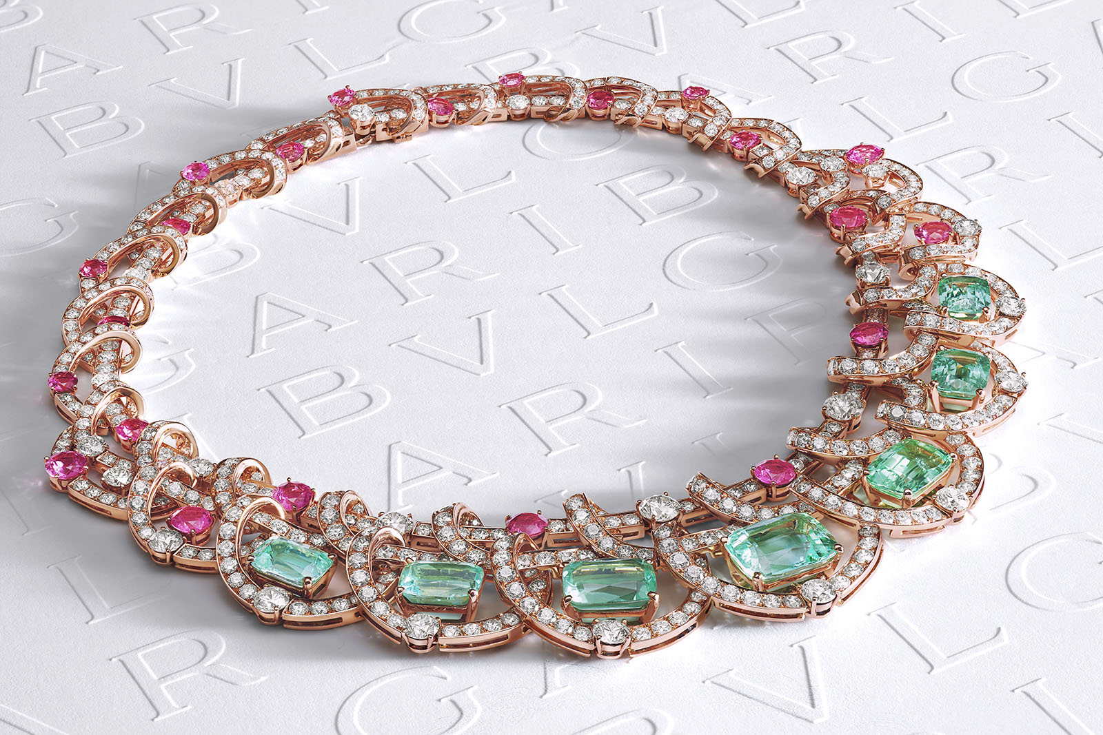 Колье Bulgari Color Journeys Paraiba Tourmaline High Jewellery из розового золота с 7 турмалинами параиба (36,81 карата), 22 розовыми турмалинами (12,15 карата), бриллиантами (47,02 карата)