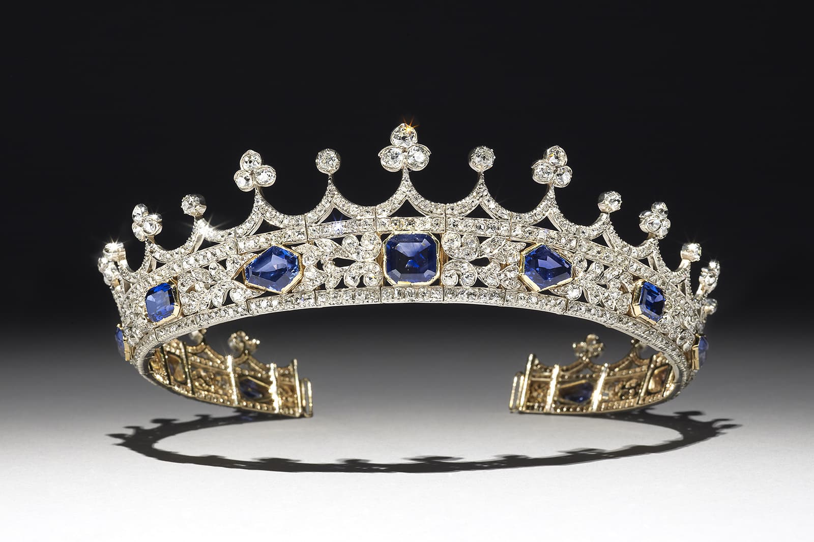 Victoria's crown. Тиары и короны королевы Виктории. Сапфировая тиара королевы. Сапфировая тиара королевы Виктории. Готическая тиара королевы Виктории.