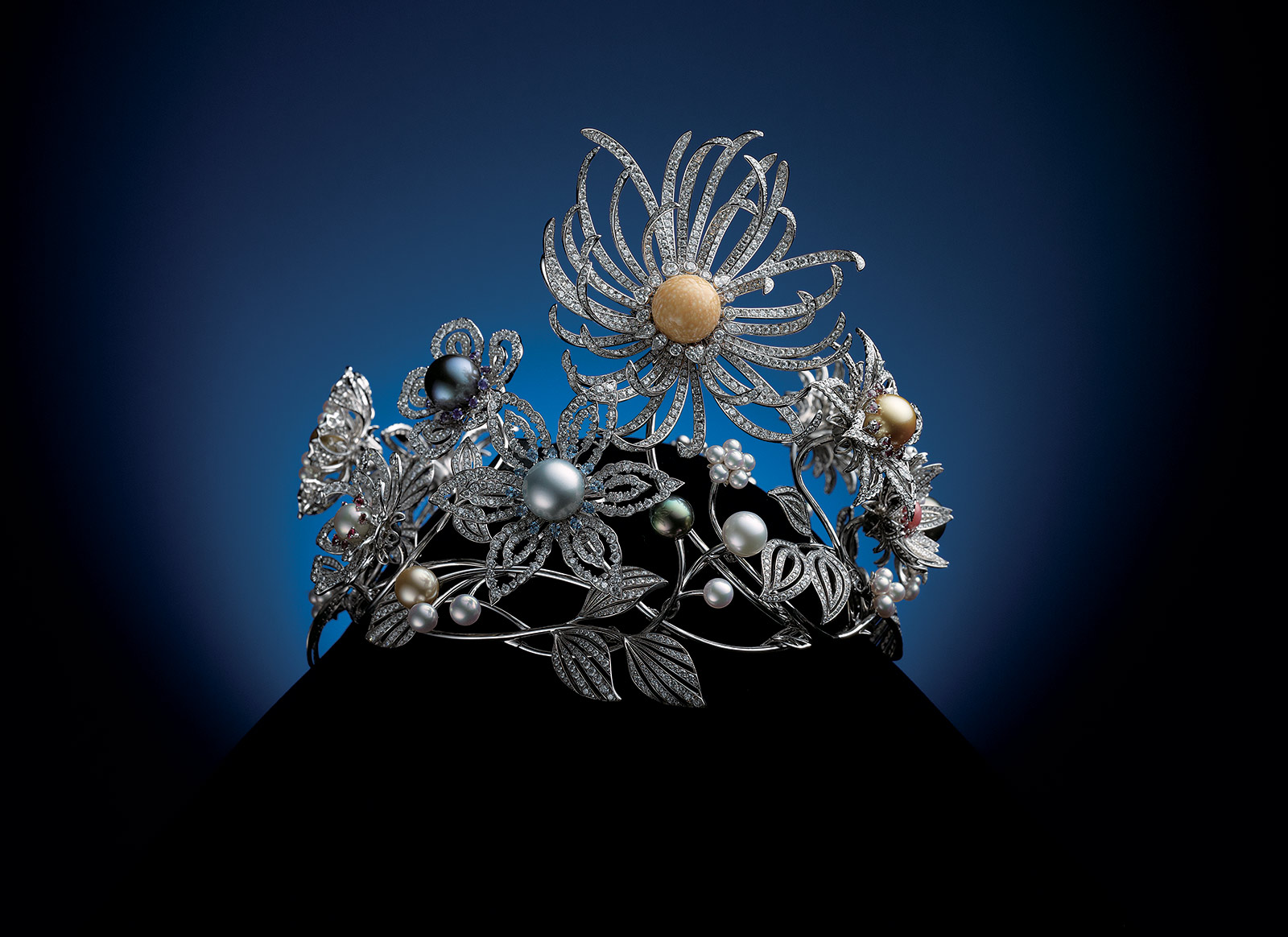 В 2013 году компания отпраздновала 120-летний юбилей этого события и приурочила к знаменательной дате выпуск особенного украшения – короны Dreams & Pearls