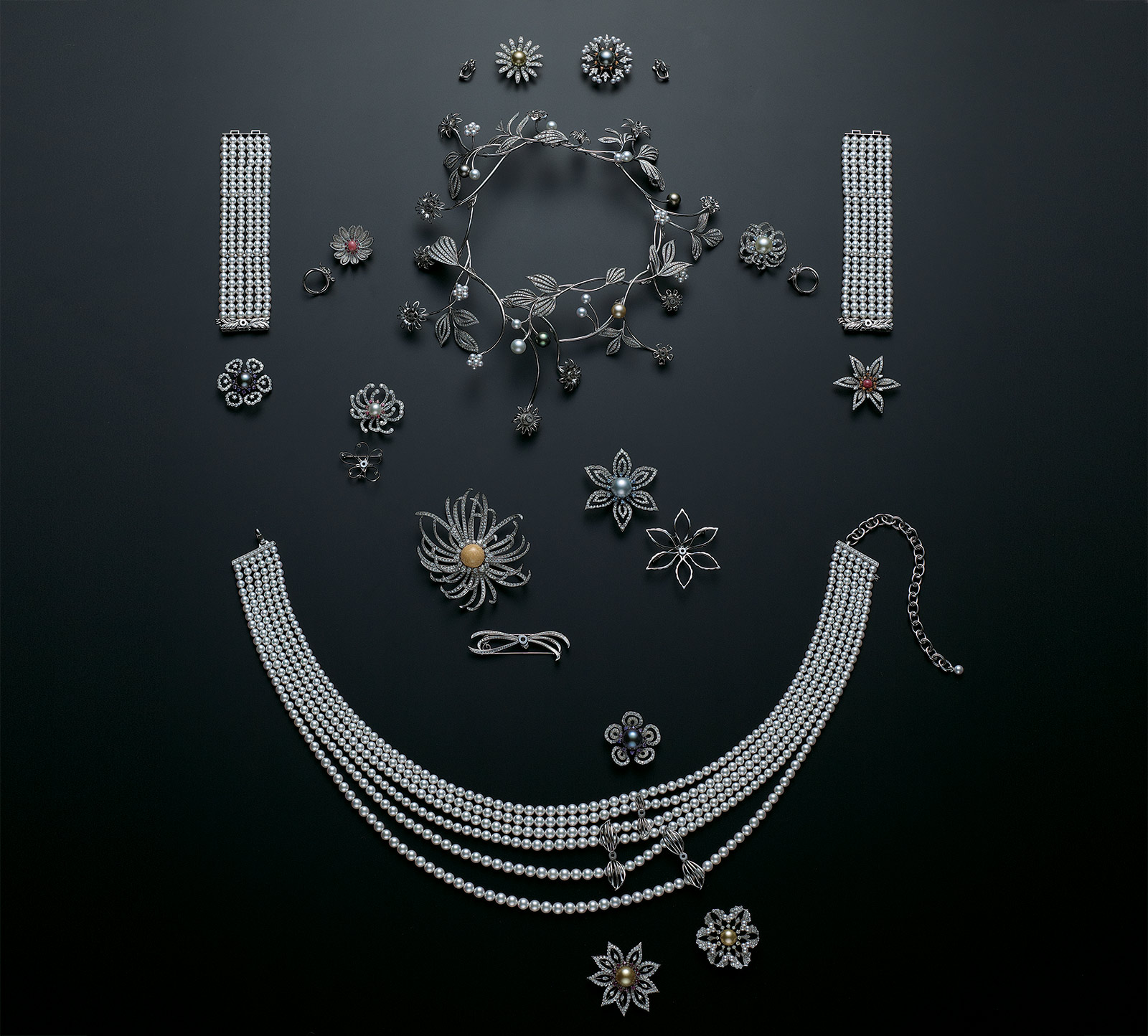 В Mikimoto создали сложное многофункциональное украшение - корону Dreams & Pearls, трансформирующуюся в в потрясающее ожерелье, а каждый цветок можно снять, чтобы создать набор серег, брошей и колец, прикрепить их на браслет или пояс